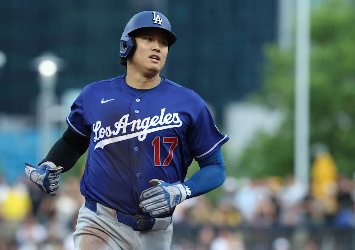 Ohtani exits in 7th inning of Dodgers-Pirates with Exited knee inflammation hits headlines