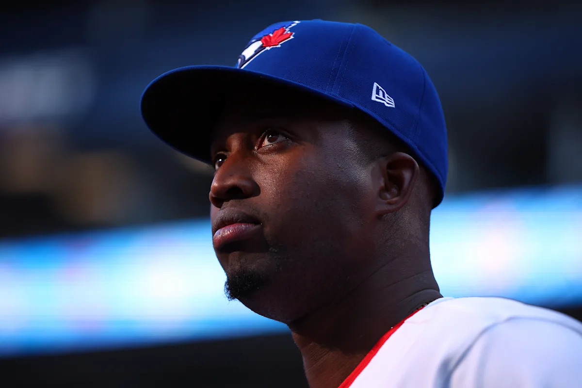 Blue Jays OF Jesús Sánchez leaves Battle after getting Converted by a ball thrown by fan