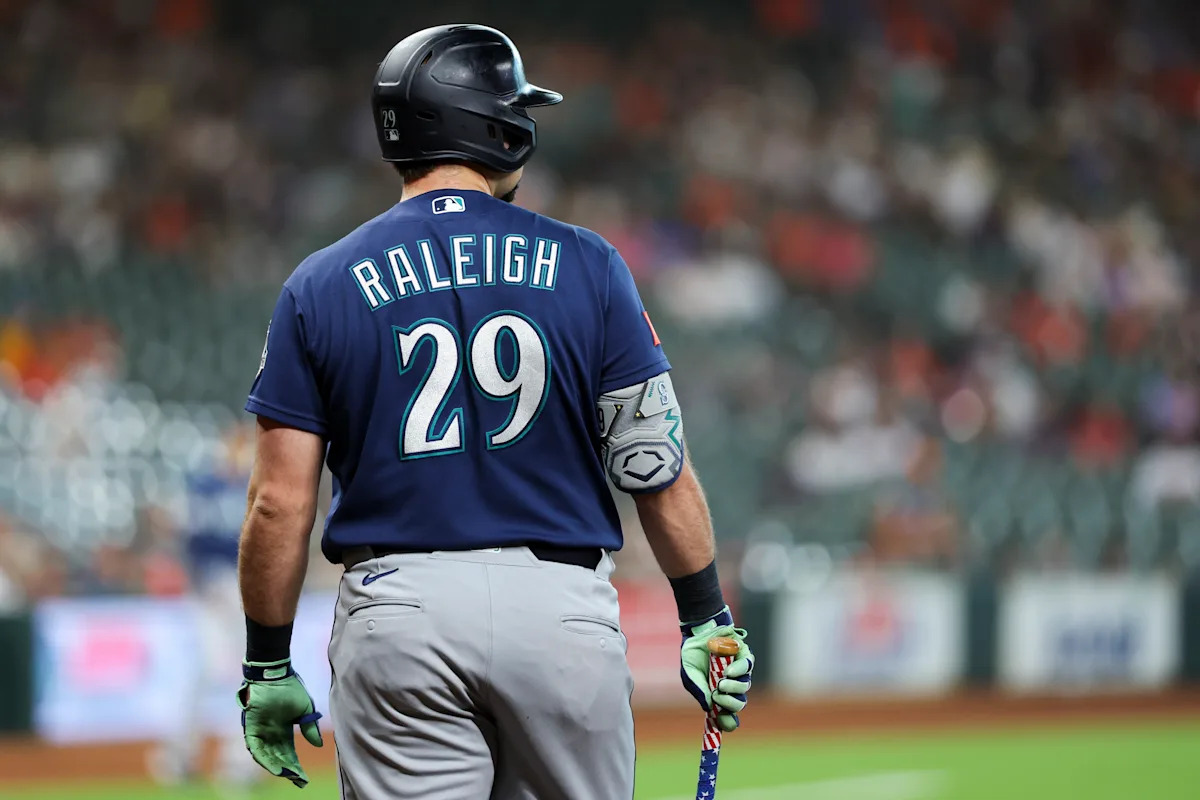 Cal Raleigh (oblique) Proceeding to IL for first time in his career takes center stage