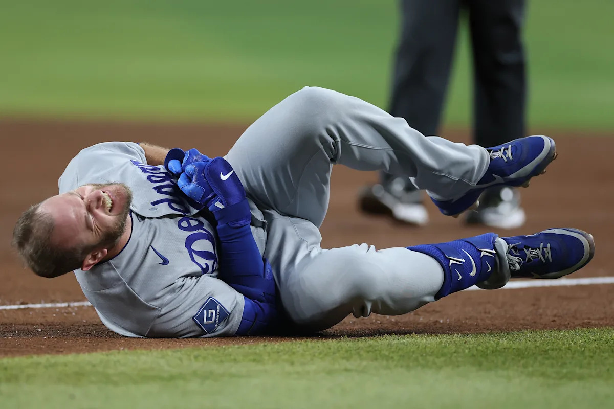 Dodgers' Max Muncy, D-backs' Ildemaro Vargas exit after violent collision at 1B